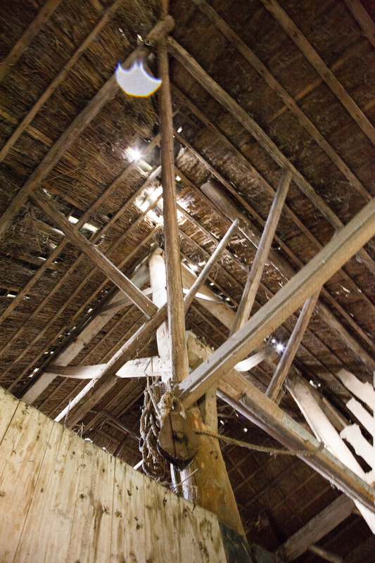 Op pad met: Maarten Koning van Bouwbedrijf Koning. Bij een boerderij gebouwd rond 1850 zijn de palen veel groter en vierkant, uit 1600 zijn ze in vele gevallen van eikenhout.”